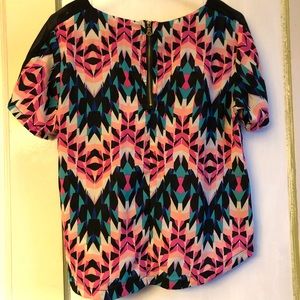 Geometrical bright blouse. Size M.